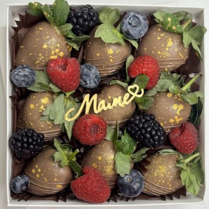 Клубника в шоколаде с ягодами для мамы